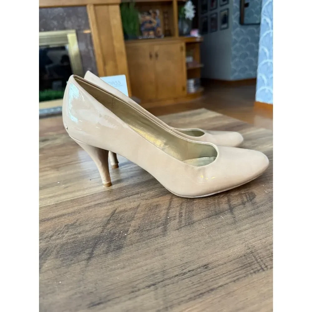 6/$25 Bandolino Beige Patent Leather Rounded Toe